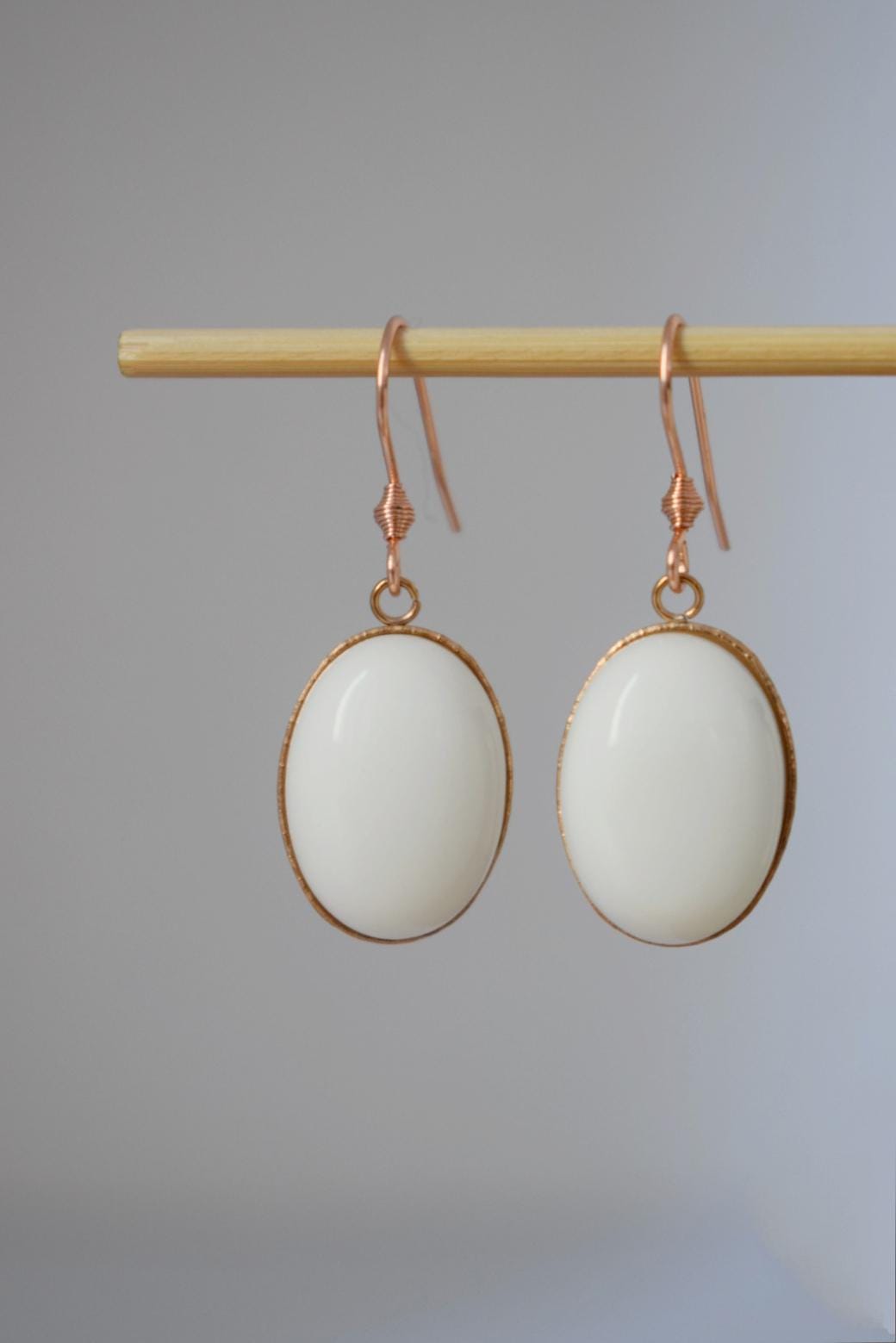 Ohrringe Jade Weiß, Muttertag Geschenk, Rosegoldene Edelstein Ohrringe, Oval Anhänger Hängeohrringe, Hochzeit Schmuck, Unikat Ohrschmuck Ohrringe Jade Weiß, Muttertag Geschenk, Rosegoldene Edelstein Ohrringe, Oval Anhänger Hängeohrringe, Hochzeit Schmuck, Unikat Ohrschmuck von Anvira10
