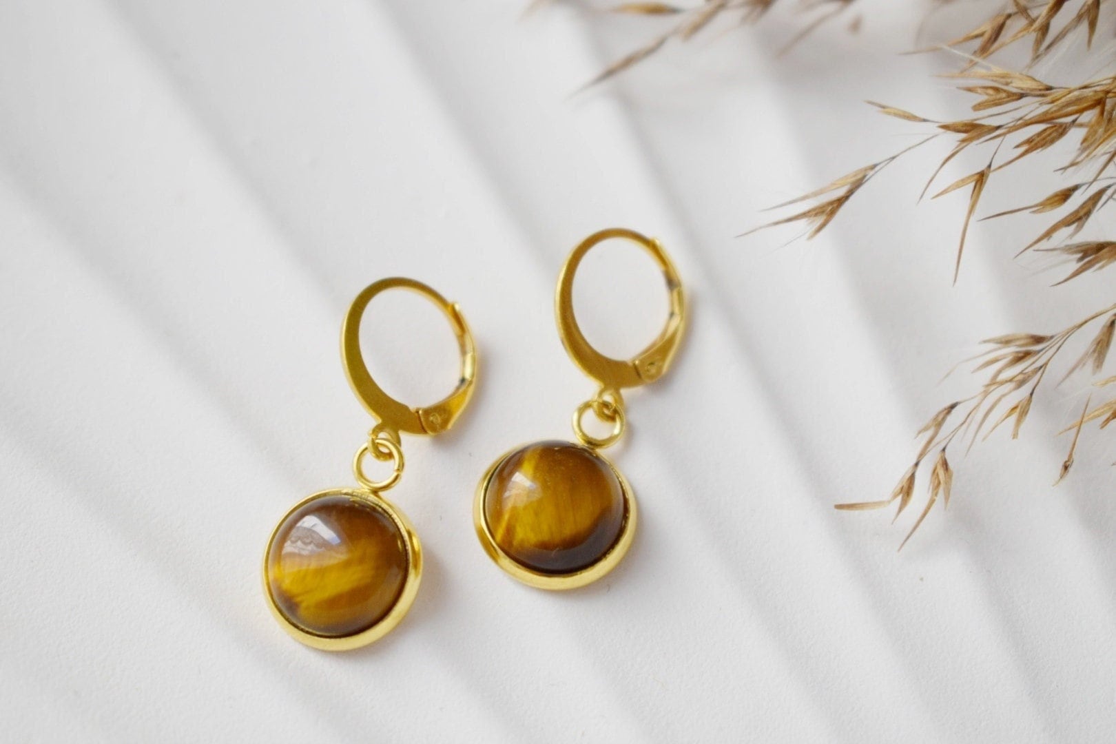Ohrringe Tigerauge Gold, Huggie Creolen 10mm Braun Ohrhänger Edelstein, Hängeohrringe Stein, Schmuck, Geschenkidee von Anvira10