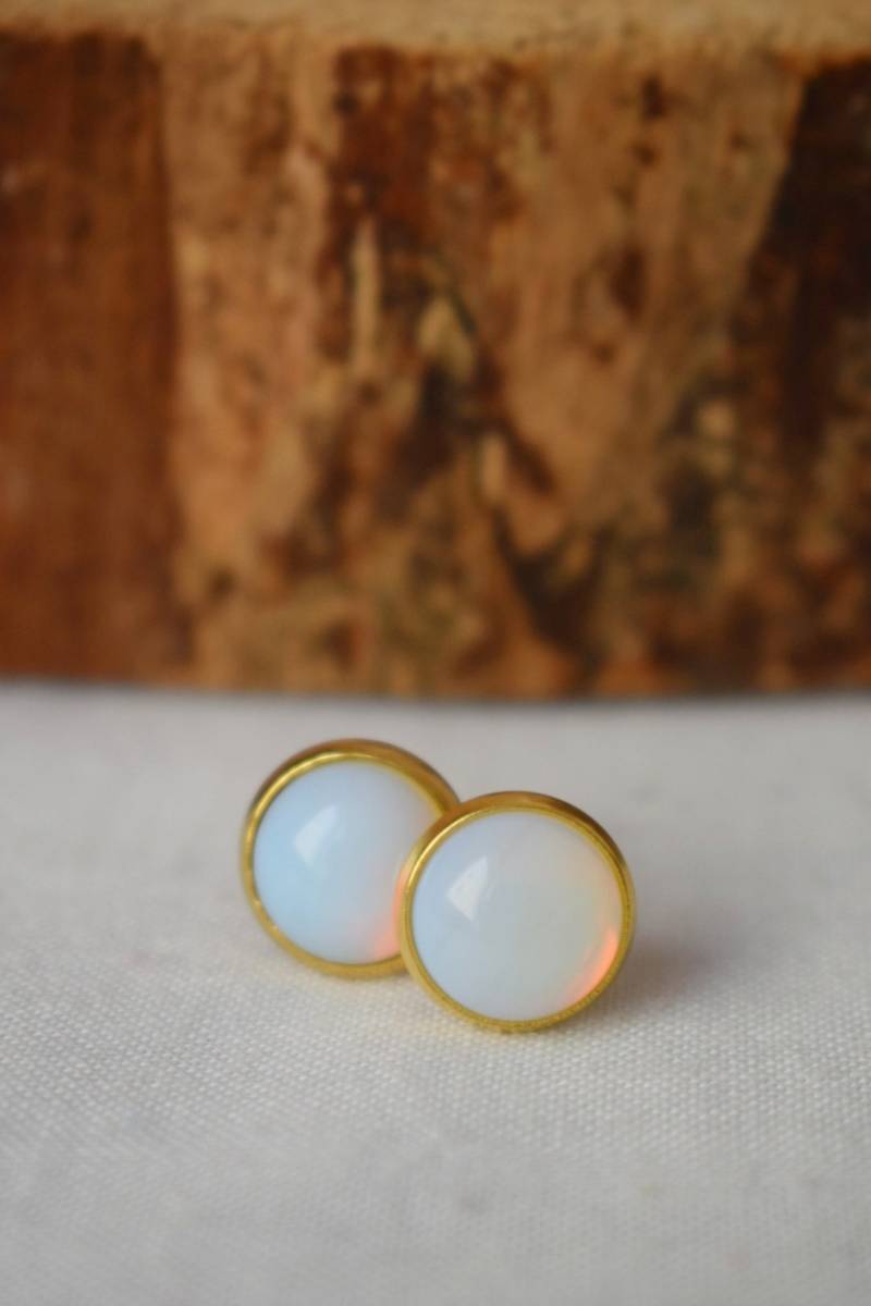 Opalite Mondstein Ohrstecker, Edelstein Kleine 18K Vergoldete Rund, Regenbogen Schmuck, Weihnachtsgeschenk Ohrschmuck von Anvira10
