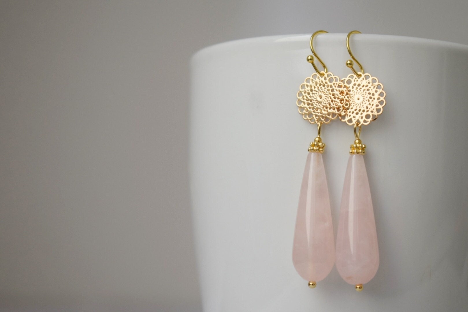 Rosenquarz Ohrhänger Gold, Lange Tropfen Ohrringe, Mandala, Naturstein Rosenquarz, Rosa Edelstein Hängeohrringe, Gold Schmuck von Anvira10