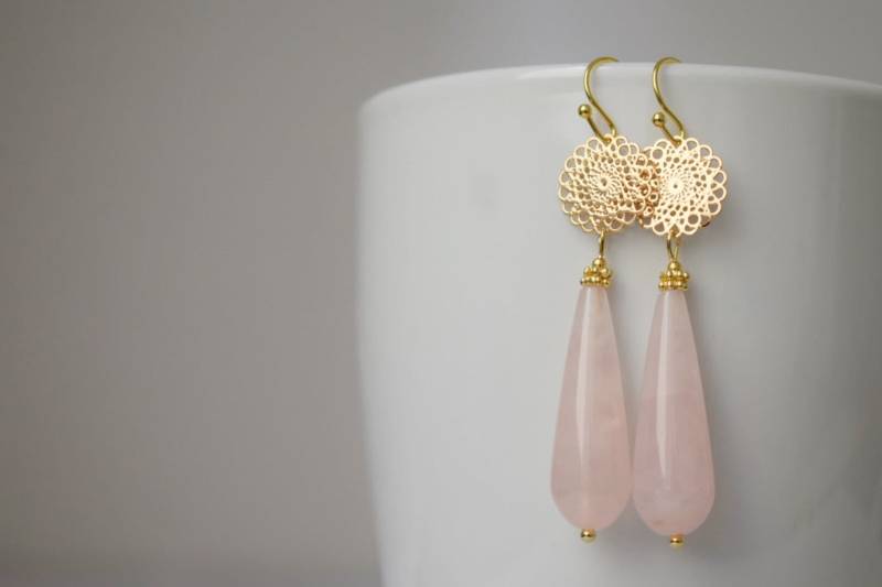 Rosenquarz Ohrhänger Gold, Lange Tropfen Ohrringe, Mandala, Naturstein Rosenquarz, Rosa Edelstein Hängeohrringe, Gold Schmuck von Anvira10