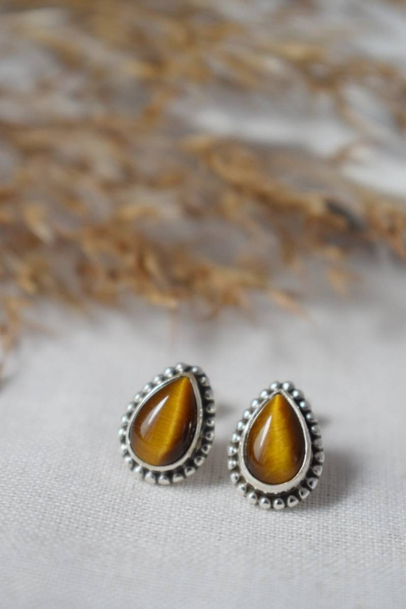 Tigerauge Ohrstecker Tropfenform, 925 Sterling Silber, Kleine Braune Edelstein Ohrringe, Chakra Schmuck, Heilstein Geschenk von Anvira10