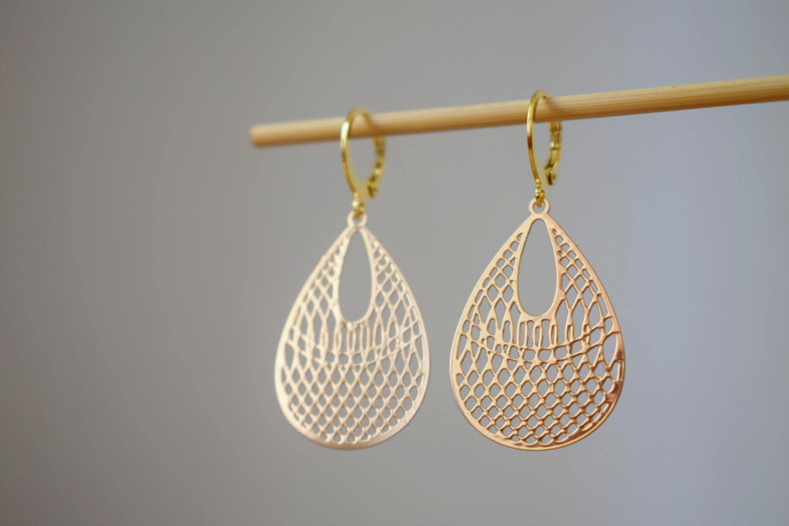 Tropfen Ornament Ohrringe, Filigrane Creolen, Boho Hängende Leichte 24K Vergoldete Edelstahl Hoop Unikat Schmuck von Anvira10