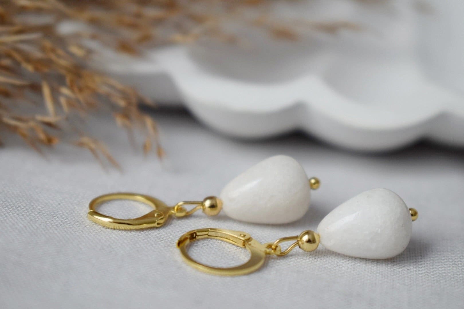 Vergoldete Edelstahl Creolen Mit Anhänger Weiße Jade Edelstein Tropfen Perlen von Anvira10