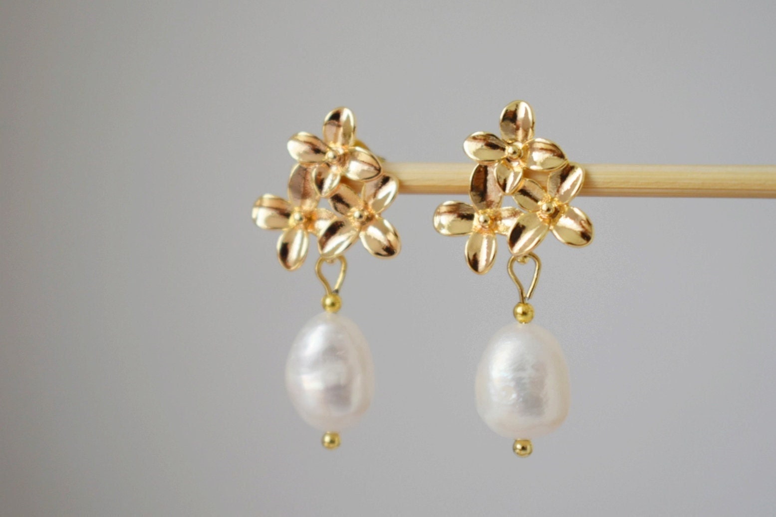 Vintage Süßwasserperlen Ohrringe, 18K Vergoldete Blumen Ohrstecker, Brautschmuck Für Hochzeiten, Perfektes Jubiläums & Weihnachtsgeschenk von Anvira10