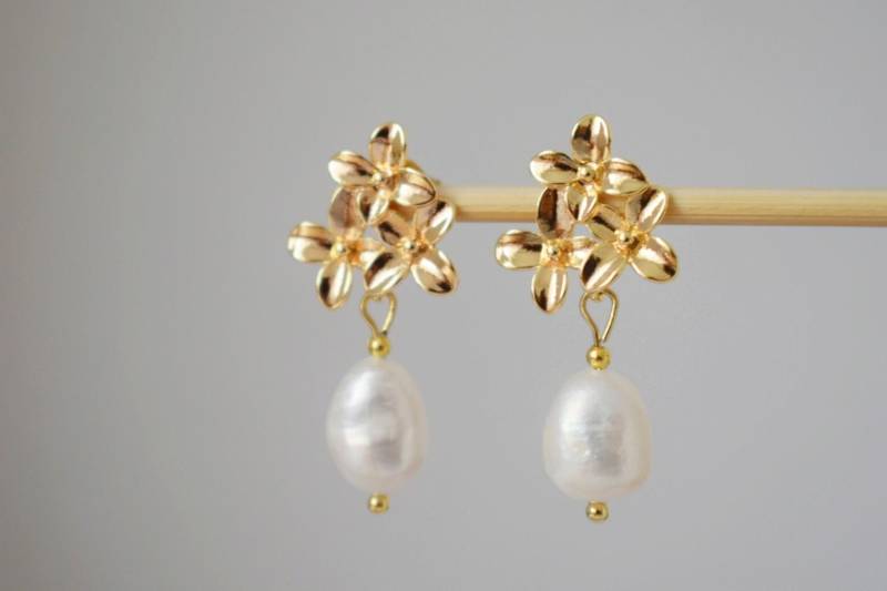 Vintage Süßwasserperlen Ohrringe, 18K Vergoldete Blumen Ohrstecker, Brautschmuck Für Hochzeiten, Perfektes Jubiläums & Weihnachtsgeschenk von Anvira10