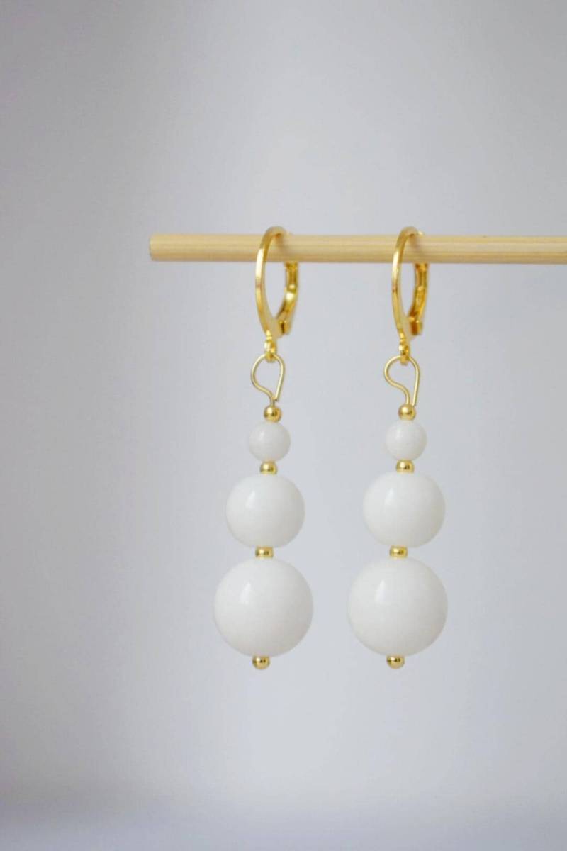 Weiße Jade Ohrringe, Edelstein Ohrschmuck, 24K Vergoldete Edelstahl Creolen Hoop Hängeohrringe Mit Stein Perlen, Geschenk Frauen von Anvira10