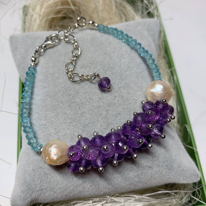 Armband Mit Baroque Zuchtperlen, Amethyst Und Apatit Natursteinen, 16 cm+ 5 cm Verlängerungskette Armband Mit Baroque Zuchtperlen, Amethyst Und Apatit Natursteinen, 16 cm+ 5 cm Verlängerungskette von AnyramJewellery