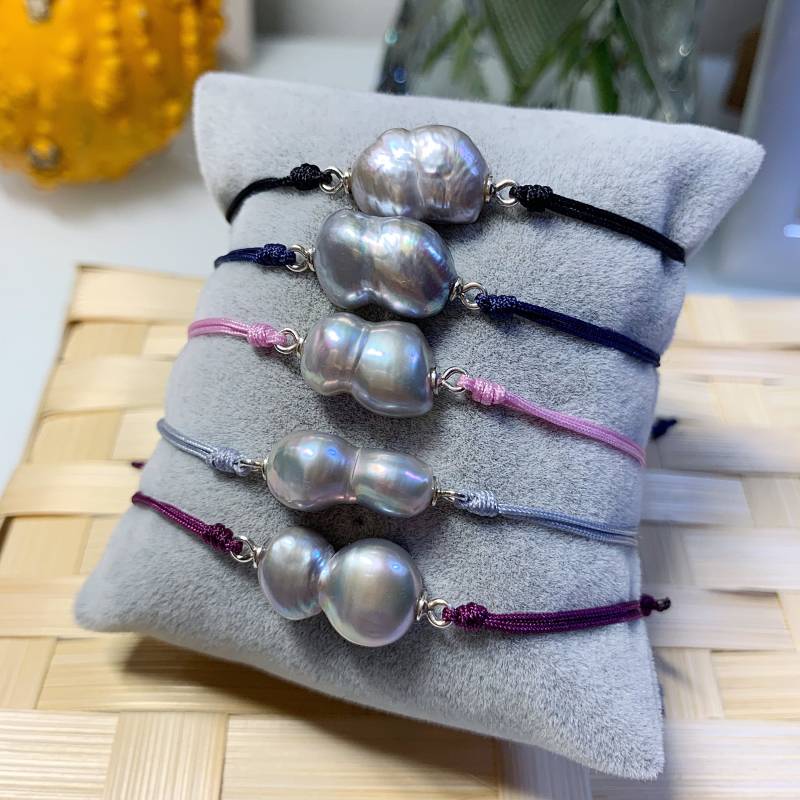 Armband Mit Süßwasser Zuchtperle Barock, 925 Silber Elemente Und Nylon Kordel Armband Mit Süßwasser Zuchtperle Barock, 925 Silber Elemente Und Nylon Kordel von AnyramJewellery