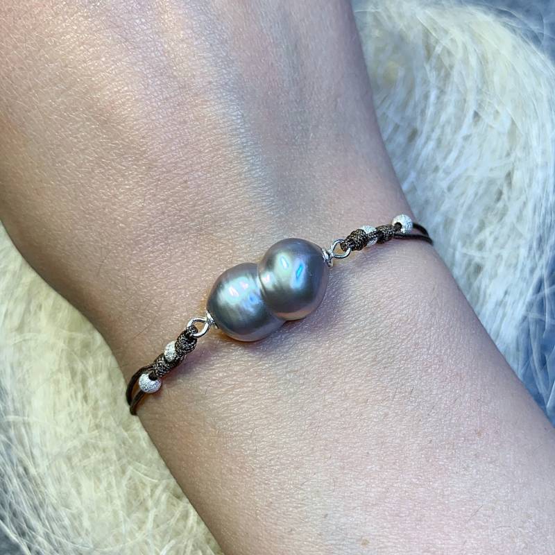 Armband Mit Süßwasser Zuchtperle Barock 18 Mm, 925 Silber Elemente Und Nylon Kordel Armband Mit Süßwasser Zuchtperle Barock 18 Mm, 925 Silber Elemente Und Nylon Kordel von AnyramJewellery