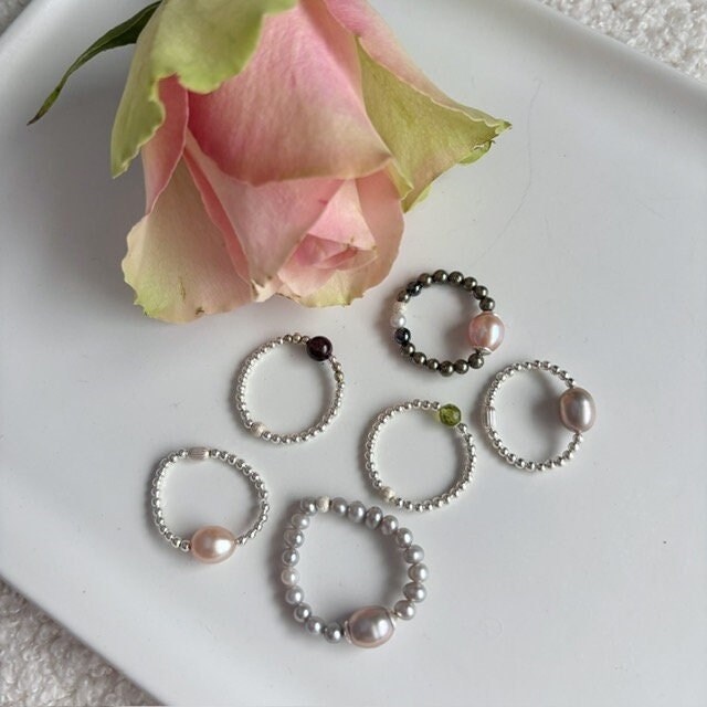 Ring, Elastisch Mit Süßwasser Zuchtperlen Und Edelsteine von AnyramJewellery