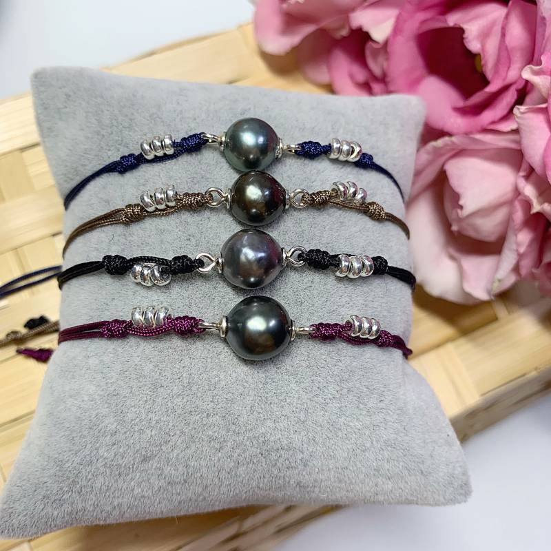 Tahitiperle Barock 9 Mm, 925 Silber Elemente, Nylon Kordel Tahitiperle Barock 9 Mm, 925 Silber Elemente, Nylon Kordel von AnyramJewellery