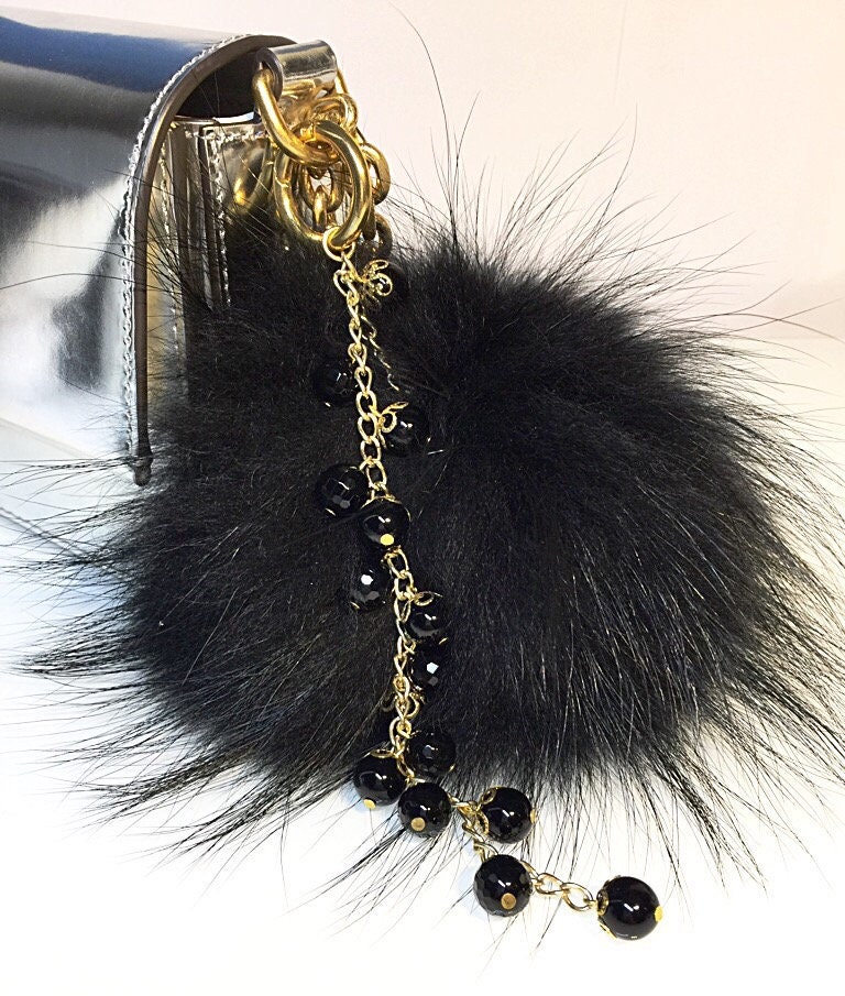 Taschenanhänger Mit Natursteinen Und Pelzpompon von AnyramJewellery