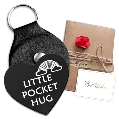 Aotoyou Schlüsselanhänger mit Gravur »LITTLE POCKET HUG« Kleine Umarmung Glücksbringer, Herz Mutmacher Geschenk mit Grußkarte & Kraftpapier Umschlag von Aotoyou