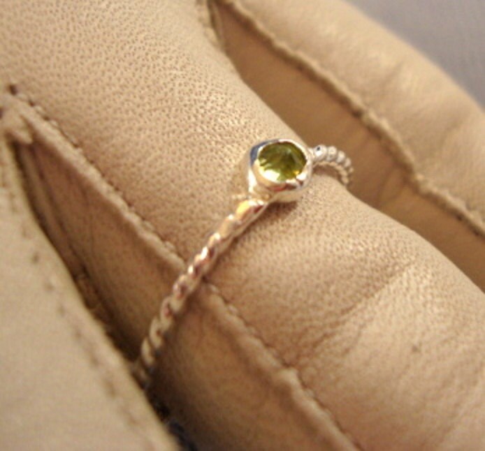 3 Mm August Peridot Sterling Silber Ring Cool Green - Sonderanfertigungen in Ihrer Größe Fair Trade, Konfliktfrei Und Fair Gehandelt von ApacheMoon