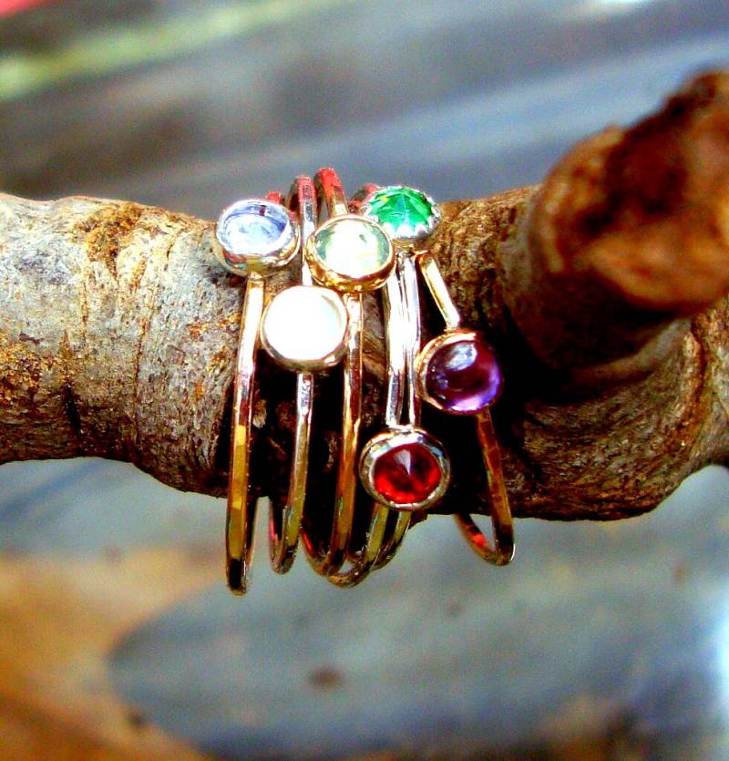 5 Ring Stapel Zart Wählen Sie Ihre Eigenen W Geburtssteine -Umweltfreundlich Recycelt 14K Ygf-Spezialanfertigung in Ihrer Größe von ApacheMoon