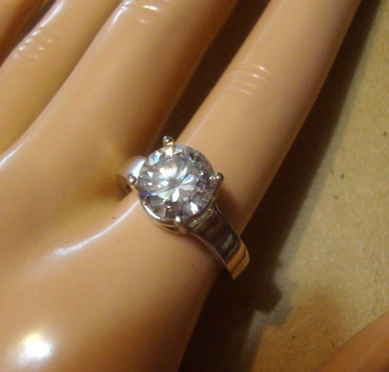 April Ring Großer Solitär Diamantimitat 9mm 5Ct in Schwerem Sterlingsilber - Von Mir Den Usa Ihrer Größe Maßgefertigt von ApacheMoon