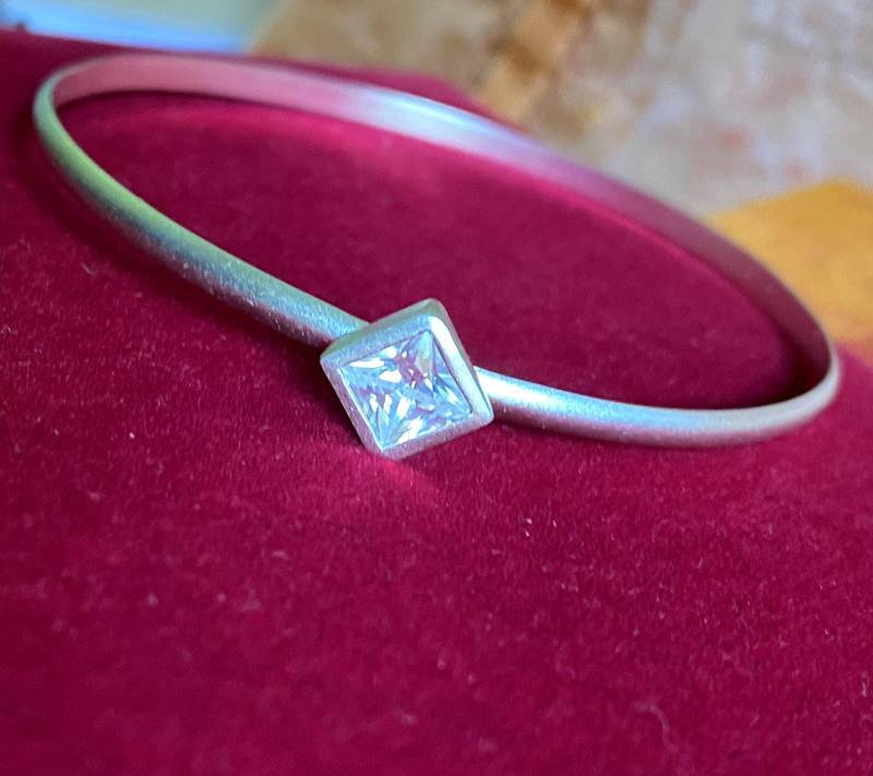Armreif, Princess Cut Weißes Cz Silber Solides Umweltfreundlich Recyceltes .925 Sterling Versandfertig April Geburtsstein 8 Mm von ApacheMoon