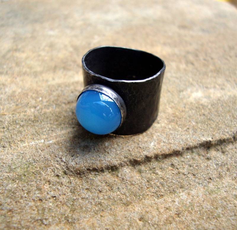 Breiter Ring Blau Chalcedon Oxidiert Schwarz Gehämmert Handwerker Geschmiedet - Eco Friendly Recycelt 925 Sterling Silber Versandfertig Größe 5 Sale von ApacheMoon