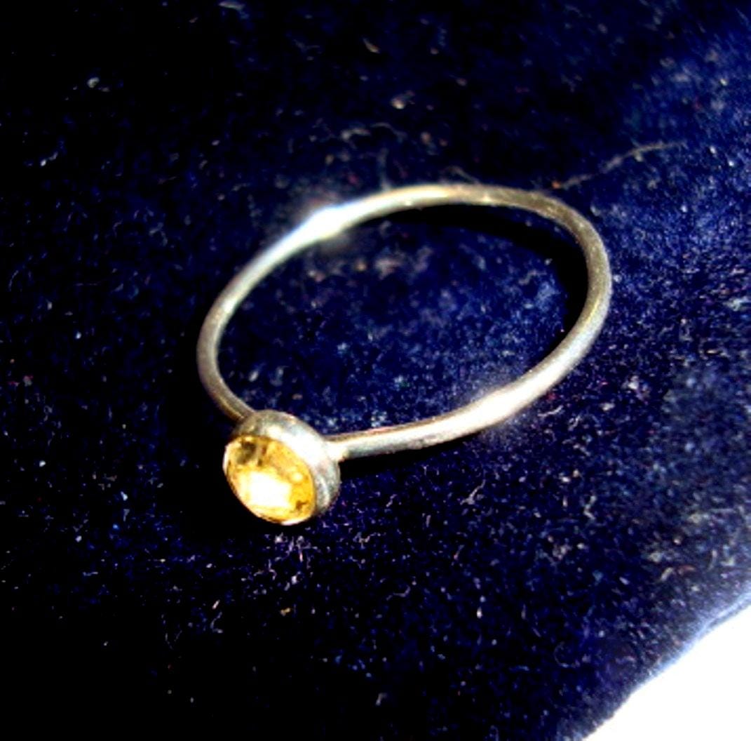 Citrin Ring - .925 Sterling Silber | Recycelt/Wiedergewonnen 1 Mm Gehämmert -Ethisch- Sondergröße November Geburtsstein .25 Ct. Handgefertigt in Citrin Ring - .925 Sterling Silber | Recycelt/Wiedergewonnen 1 Mm Gehämmert -Ethisch- Sondergröße November Geburtsstein .25 Ct. Handgefertigt in von ApacheMoon