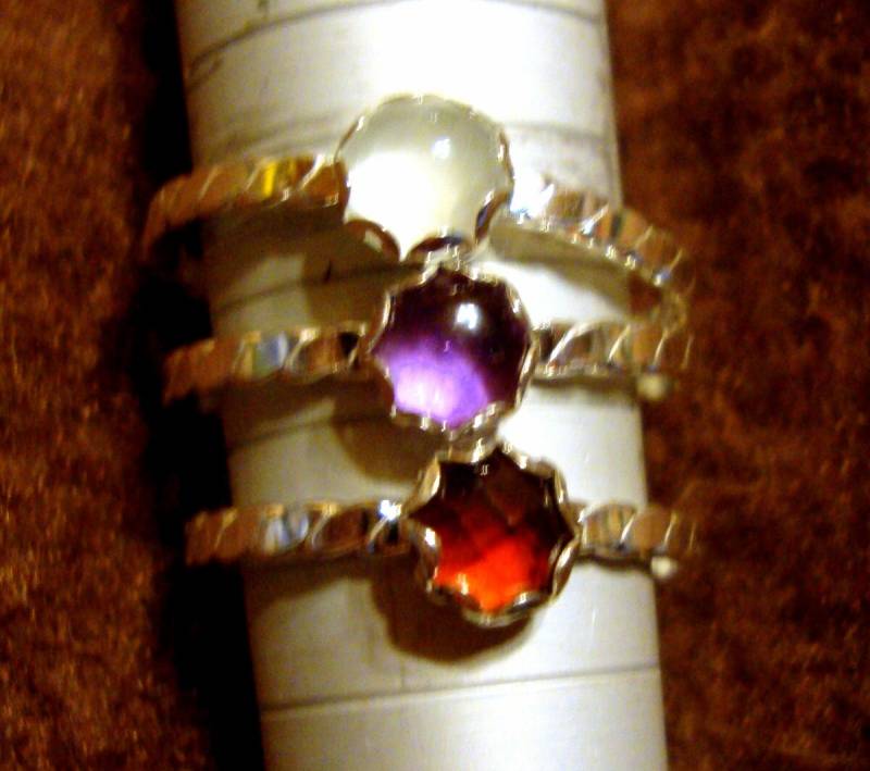 Femininer Geburtsstein Ring in Sterling Silber, Umweltfreundlich Recycelt, 5-6 Mm Groß, Von Mir Ihrer Größe Angefertigt - Ein Für Jeden Monat von ApacheMoon