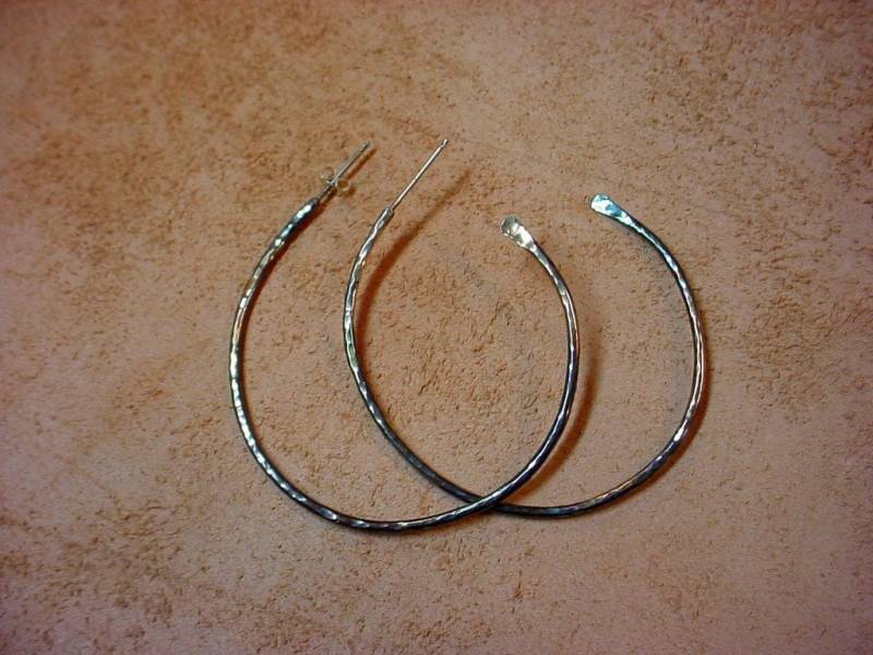 Große Creolen - Irisierende Patina Umweltfreundlich Recyceltes 925 Sterling Silber Handwerklich Geschmiedet 6, 5 cm Durchmesser von ApacheMoon