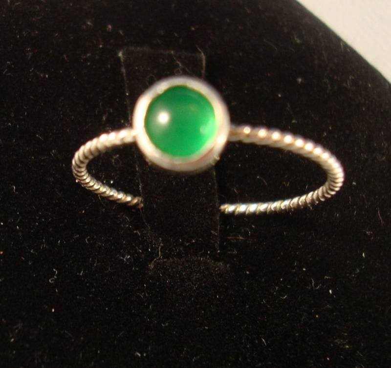 Leuchtender Chrysopras Grüner Ring - Sterling Silber Aus Recycelten Quellen in Ihrer Größe Maßgefertigt Mai Farbe von ApacheMoon