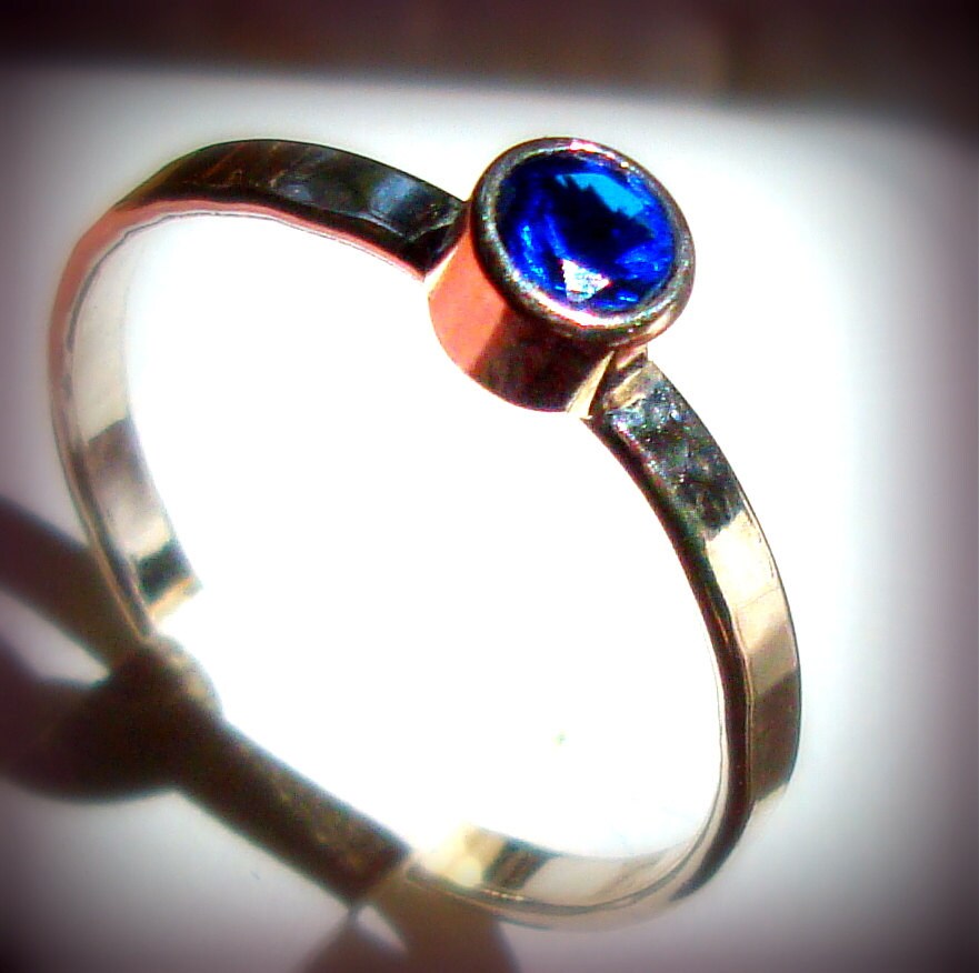 Moderner Blauer Saphir Ring September Geburtsstein 4 Mm Labor Gewachsen in Umweltfreundliche Recycelte Sterling Silber Tube Set - Custom Made Ihrer Moderner Blauer Saphir Ring September Geburtsstein 4 Mm Labor Gewachsen in Umweltfreundliche Recycelte Sterling Silber Tube Set - Custom Made Ihrer von ApacheMoon