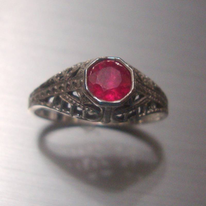 Natürlicher Roter Rubin in Recyceltem Sterling Silber, Filigran Antik von ApacheMoon