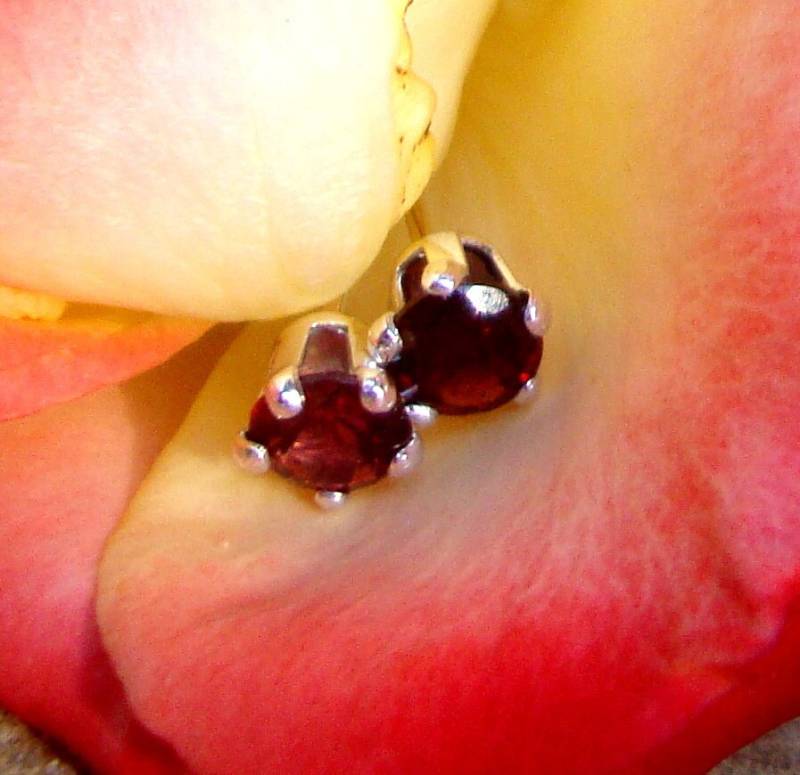 Ohrringe Dunkelroter Granat Ohrstecker, 5 Mm Sterling Silber Aus Recycelten Quellen, Handgeschnittene Sparklies Ohrstecker von ApacheMoon