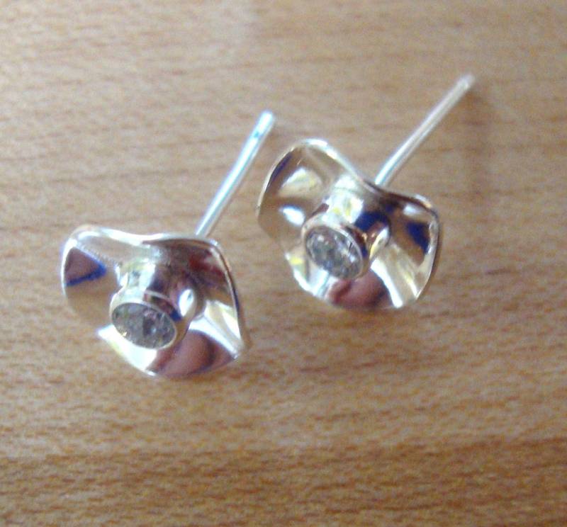 Ohrringe Natürliche Alexandrit -Post Hand Geriffelte Massiv Sterling Silber Oder Gold Blume, Gesetzt 2 Mm 3 Handmade Made in Usa By Me von ApacheMoon