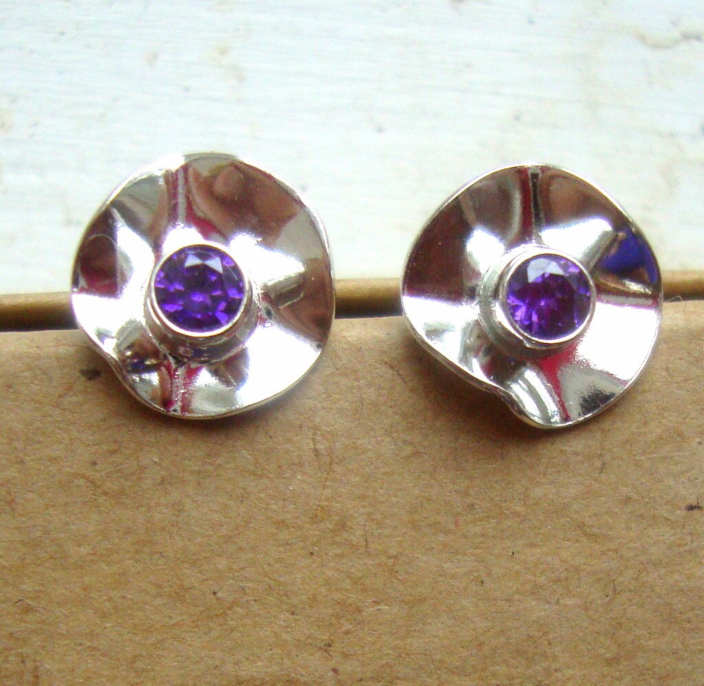 Ohrringe Post Hand Geriffelte Massive Sterling Silber Blume, Röhrchen Lünette Gesetzt Geburtsstein - Made in Den Usa Von Mir -Rot, Gelb, Blau von ApacheMoon