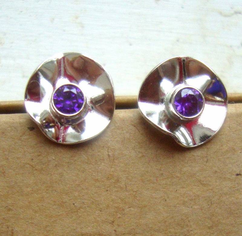 Ohrringe Post Hand Geriffelte Massive Sterling Silber Blume, Röhrchen Lünette Gesetzt Geburtsstein - Made in Den Usa Von Mir -Rot, Gelb, Blau von ApacheMoon