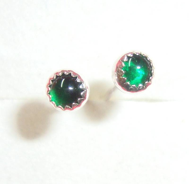 Ohrringe Smaragd Grün Lünette Gesetzt , Eco-Freundlich in Sterling Silber - 3 Mm Fast Bereit Zum Versand Mai Birthstone Sale von ApacheMoon