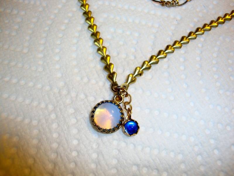 Opalith Anhänger An Vintage Messing Kette. Längenverstellbare Herzen Und Sapphire Blaue Swarovski Tropfen - Breaking The Rules von ApacheMoon