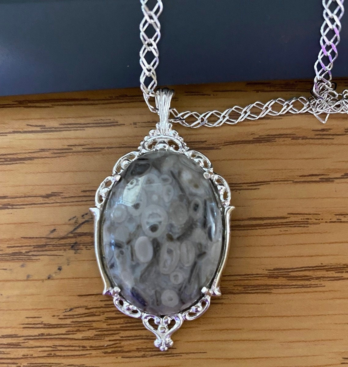 Jaspis Anhänger-Aus Massivem Sterling Silber. 22 X 30 Mm Graue Schönheit Mit Blassen Lavendelfarbenen Untertönen - Yin/Yang Energien Jaspis Anhänger-Aus Massivem Sterling Silber. 22 X 30 Mm Graue Schönheit Mit Blassen Lavendelfarbenen Untertönen - Yin/Yang Energien von ApacheMoon