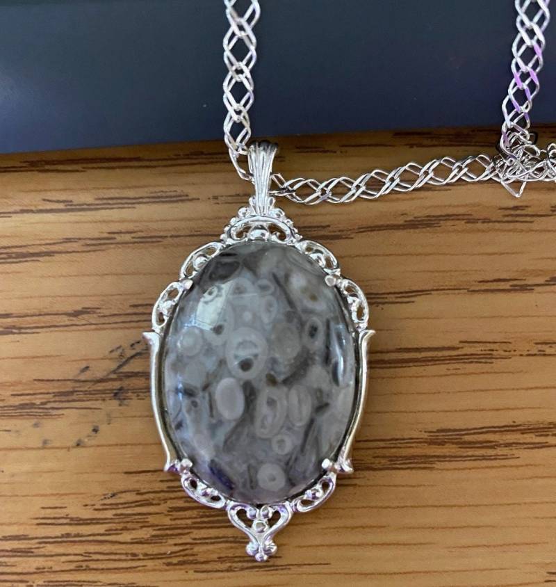 Jaspis Anhänger-Aus Massivem Sterling Silber. 22 X 30 Mm Graue Schönheit Mit Blassen Lavendelfarbenen Untertönen - Yin/Yang Energien von ApacheMoon