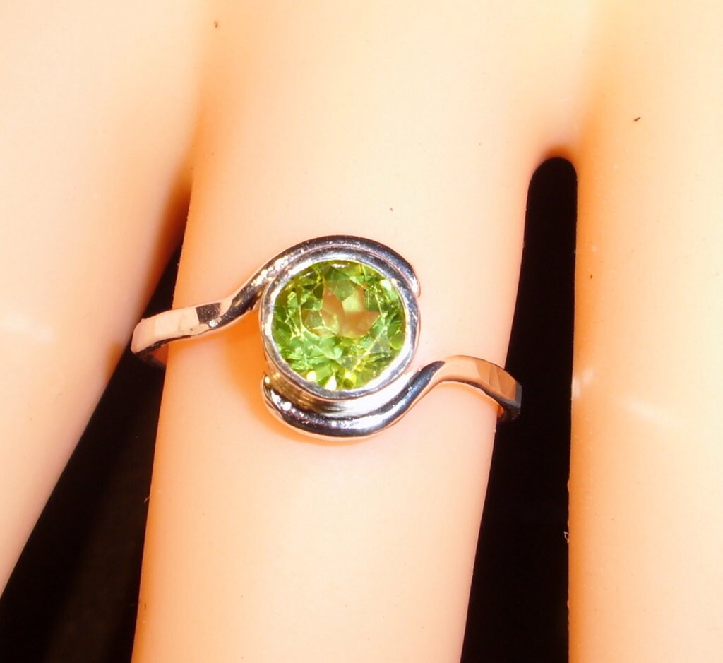 Peridot Ring Hug Wrap Aus Massivem Silber 6 Mm Natürlicher Edelstein Grün - August Custom Made in Usa By Me Versandkostenfrei von ApacheMoon