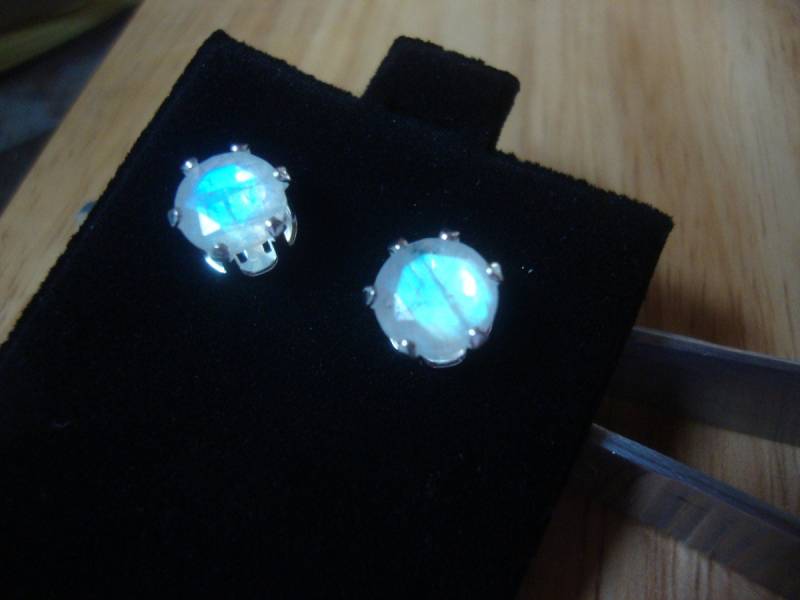 Regenbogen Mondstein Ohrringe Amazing Blue 7 Mm 3.7Ct N Krappen Einfache Ohrstecker - Natürlicher, Umweltfreundlicher Recycelter Juni Geburtsstein von ApacheMoon