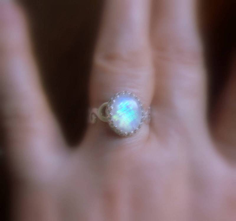 Regenbogen Mondstein Ring , Blau Feminin, Massives Sterling Silber - 10 X 12 Mm Freude An Einer Täglichen Verlobung von ApacheMoon