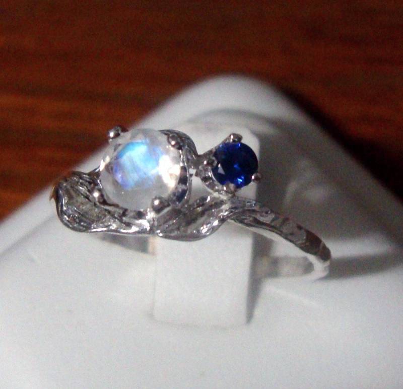 Regenbogen Mondstein Ring Mit Blaues Saphir Blatt - 925 Sterling Silber Und Fair Trade Custom Made in Den Usa Deiner Größe Woodland Feen von ApacheMoon