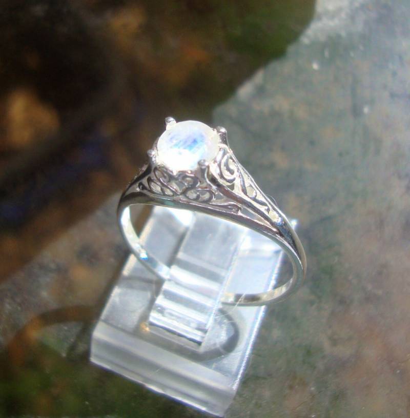 Regenbogen Mondstein Ring Valerie Filigran Umweltfreundliche Sterling Silber Mit Fair Trade Custom Made in Usa Ihrer Größe von ApacheMoon