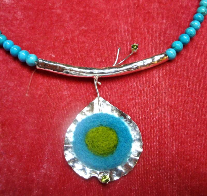 Restposten Filzkette Zweige, Blume, Pfeife - .925 Sterling Silber Recycelt Peridot, Türkis Und Filz Ca 2"x3" - Unikat von ApacheMoon