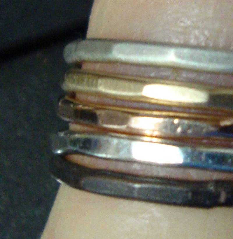 Ring 5 Stapel Interessant - Verschiedene Oberflächen/Metalle Sterling Silber, Rose & Gelb Gold Gefüllt Umweltfreundlich Recycelt 8 Mm Breit von ApacheMoon