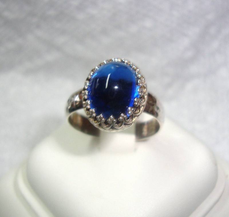 Ring Blue Sapphire Laborstein in Umweltfreundlichen Recycelten Sterling Silber Oder 14 Karat Gold -Custom Made - 12 X 10 Mm Breite Grübchen von ApacheMoon
