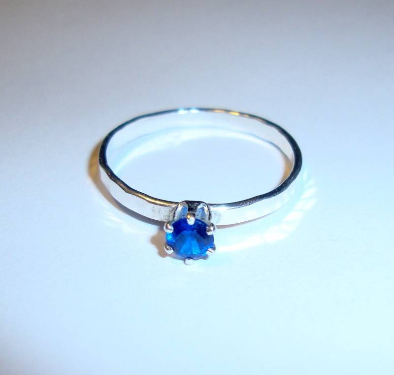 Ring Rohling Etwas Blaues Spinell Saphir Blau 4mm Cabochon Mit 925 Sterling Silber Krappen - Sonderanfertigung in Ihrer Größe von ApacheMoon