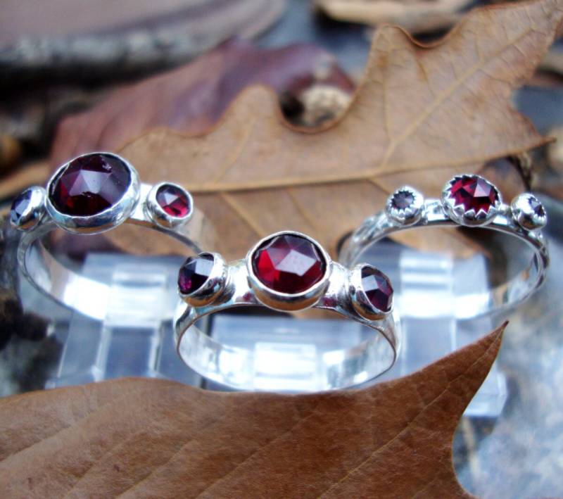 Ring - Granat Trio .925 Sterling Silber Fair Trade Umweltfreundlich Recycelt 8 Mm Roter & Rhodolith Hochzeit Brave & True von ApacheMoon