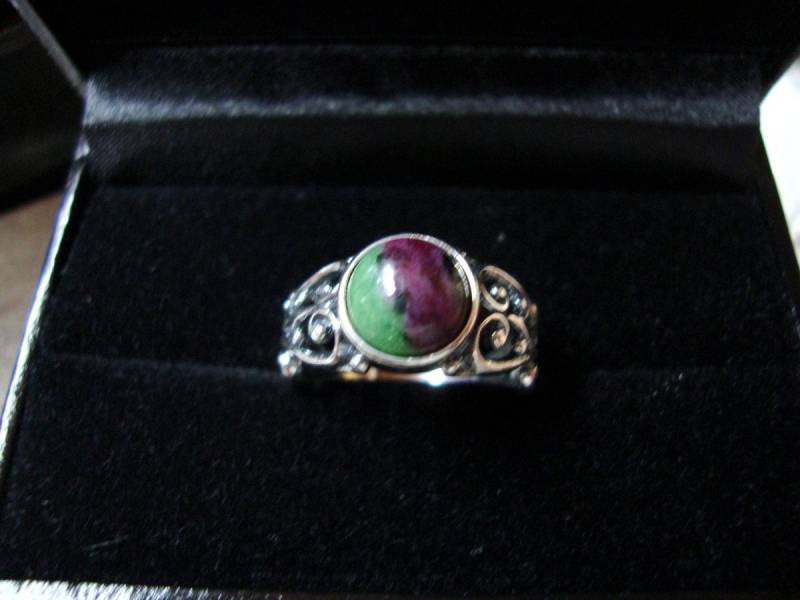 Ring -Rubin Zoisit Set in Sterling Silber Filigree Bezogen Aus Recycling - Custom Made Ihrer Größe Ein Wenig Juli Und Mai von ApacheMoon
