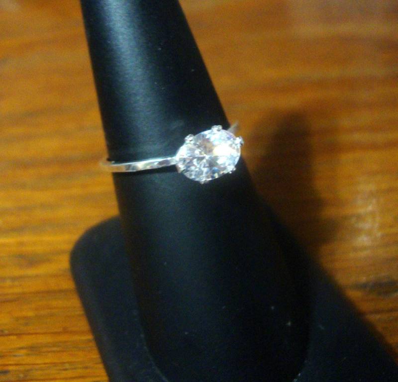 Ring - Schlichtes Funkeln Cz Oval 7 X 5 Mm Umweltfreundliche Sterling Silber Aus Recycelten Quellen & Künstlichen Weißen Stein- Custom Made in von ApacheMoon