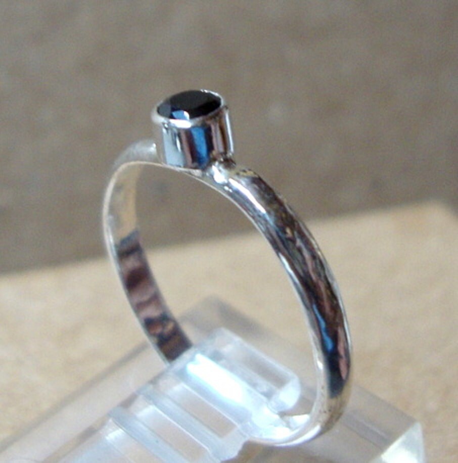 Ring Schwarzer Spinell Eco-Freundlich Sterling Silber 12G Grübchen Gehämmert 3 Mm 4 5 6 Natürlicher Edelstein - Custom Made in Usa Moderne Verlobung von ApacheMoon